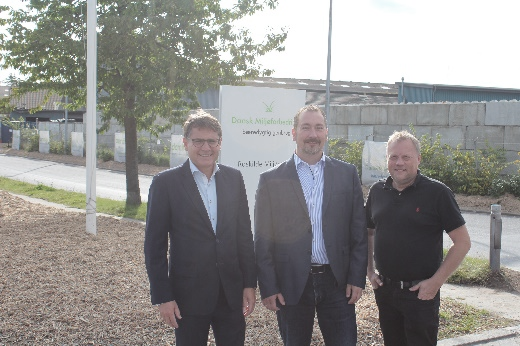 Erhvervsminister Brian Mikkelsen (kons.) sammen med adm. direktør for Dansk Miljøforbedring A/S John Kaldahl og formanden for Roskilde Kommunes erhvervsudvalg, Lars Lindskov (kons.)