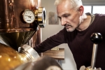 Anders Bilgram står bag destilleringskedlen, når Herbie Gin fremstilles i Nordjylland.