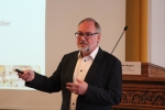 Det er vigtigt, at man både gennem national lovgivning og lokalt i kommunalbestyrelser sikrer rammebetingelser, der understøtter dagligvareforsyningen. Huspriserne er ganske
enkelt højere og liggetiderne lavere, hvis der er en dagligvareforsyning i lokalområdet, sagde John Wagner fra De Samvirkende Købmænd i sit oplæg på landinspektørernes vækstkonference forleden på Vartov i København.