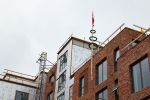 Bygningerne på Grønttorvet spirer frem. Forleden inviterede FB Gruppen til rejsegilde på Lathyrus Hus – det andet byggeri med lejeboliger i den nye bydel.