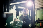 Mazen Mohammed Rashawani er uddannet i engelsk litteratur og HR Management på universitet i Syrien. I dag arbejder han på Caverions Servicecenter i Odense. Han er meget taknemmelig over at have et job, hvor han tjener sine egne penge til at forsørge sin familie og ikke skal forsørges af Danmark.