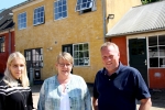 Bureauchef, cand.comm. Catrine Eisenreich sammen med bureauets nye oversætter, cand.ling.merc. Pia Tønder og Lars Lindskov foran bureauets domicil i Roskilde.