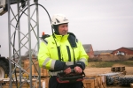 Ib Jensen har arbejdet 42 år som rejsemontør hos Caverion, og han har prøvet lidt af hvert.
- Det her job minder på mange måder om det andet, jeg har udført. Men forskellen er, at det her er rigtig stort, og er det største højspændingsanlæg jeg har været med til at bygge. Jeg har været med til at bygge højspændingslinjer og har rejst master., og er på dette projekt bl.a. med til at lægge 1400 meter strømskinner op, fortæller Ib Jensen.