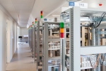 Energinet har hyret teknikentreprenøren Caverion til Apple-opgaven med at opbygge en højspændingsstation for Energinet, der blandt andet omfatter at trække alle signal- og styrekabler samt opstille og montere alle højspændings-komponenter, tavler og relæfelter.