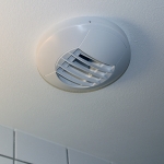 Neotherm ventilen på badeværelset åbner og lukker for ventilationen efter behov.