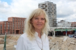 Som ny salgschef for FB Gruppen A/S vil Ann-Beth Senger spille en central rolle i forbindelse med den fortsatte vækst i koncernen, hvor man med udviklingen af den nye bydel Grønttorvet i København og en række andre boligprojekter vokser på det danske boligmarked. I baggrunden af billedet ses udviklingen af Grønttorvet, hvor 2.200 ejer-, andels- og lejeboliger opføres de næste fire år.